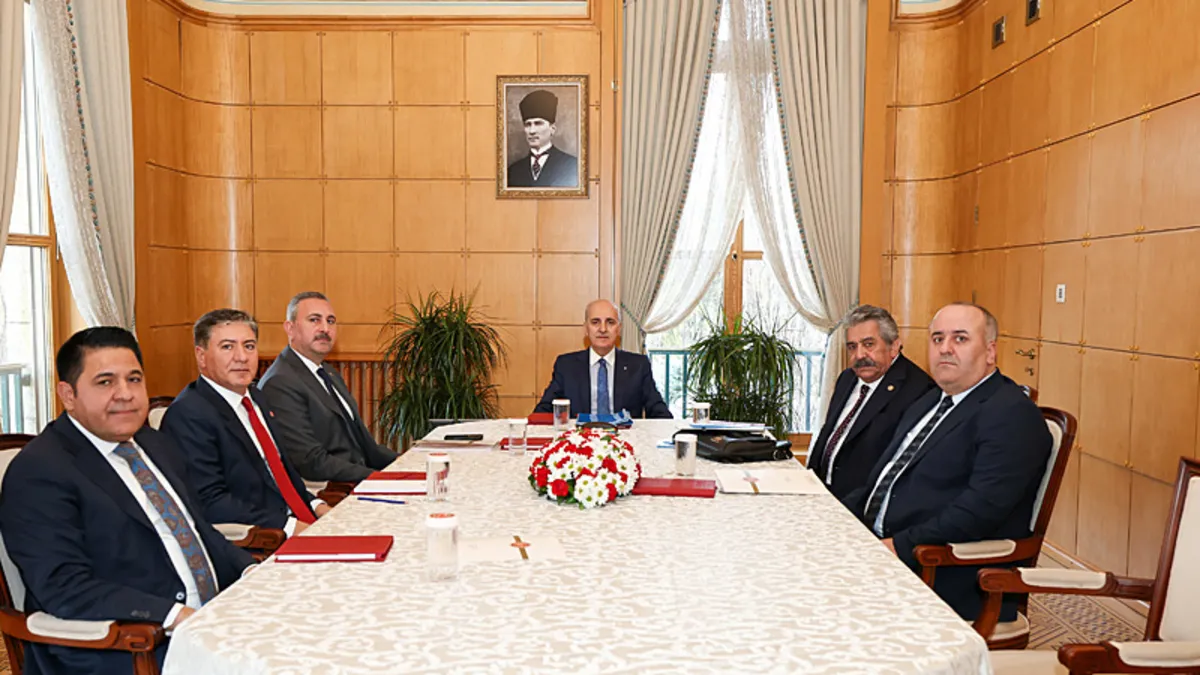 Kurtulmuş, Demokrasi Komisyonu’ndaki siyasi partilerin temsilcileriyle görüştü Kurtulmuş, Demokrasi Komisyonu’ndaki siyasi partilerin temsilcileriyle görüştü