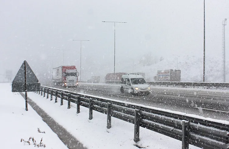 SON DAKİKA | İstanbul’da kar yağışı sonrası hayat durdu! Trafik felç, metro ve metrobüs duraklarında izdiham