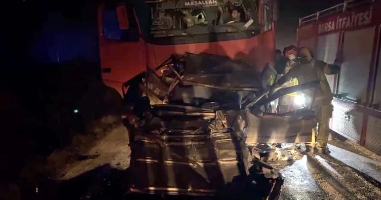 Bursa’da feci kaza! Otomobil iki tırın arasında sıkıştı: 1 ölü, 1 yaralı