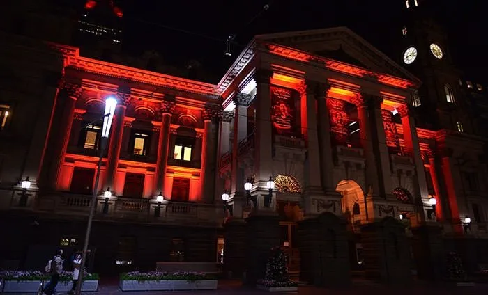 Avustralya’nın Victoria eyaletinde bazı binalar kırmızı-beyaz ışıklandırıldı
