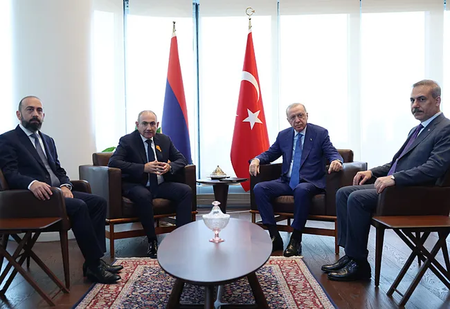 baskan-erdogan-ermenistan-basbakani-pasinyan-ile-gorustu-1790183779280.jpeg