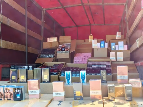istanbul-il-jandarma-komutanligindan-kacak-parfum-operasyonu-piyasa-degeri-tam-200-milyon-tl-1789039979977.jpg