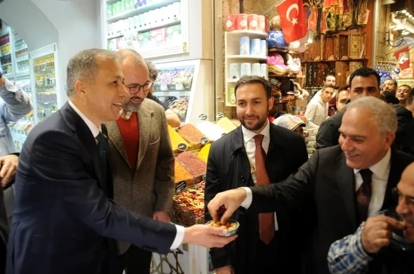 icisleri-bakani-ali-yerlikaya-istanbulda-kapalicarsi-ve-misir-carsisi-esnafini-ziyaret-etti-1709655559765.jpg