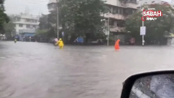 Mumbai’de şiddetli yağış sokakları göle çevirdi, evleri su bastı | Video