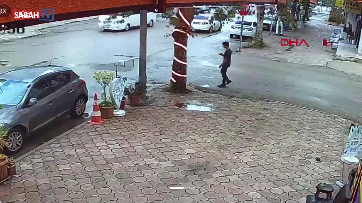 Otomobil ile çarpışan motosikletli genç hayatını kaybetti! Feci kaza kameraya böyle yansıdı | Video