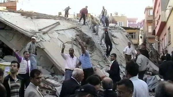 Siirt'te bina çöktü : 5 yaralı