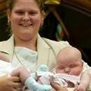 Dünyanın ilk tüp bebeği doğal yoldan doğum yaptı