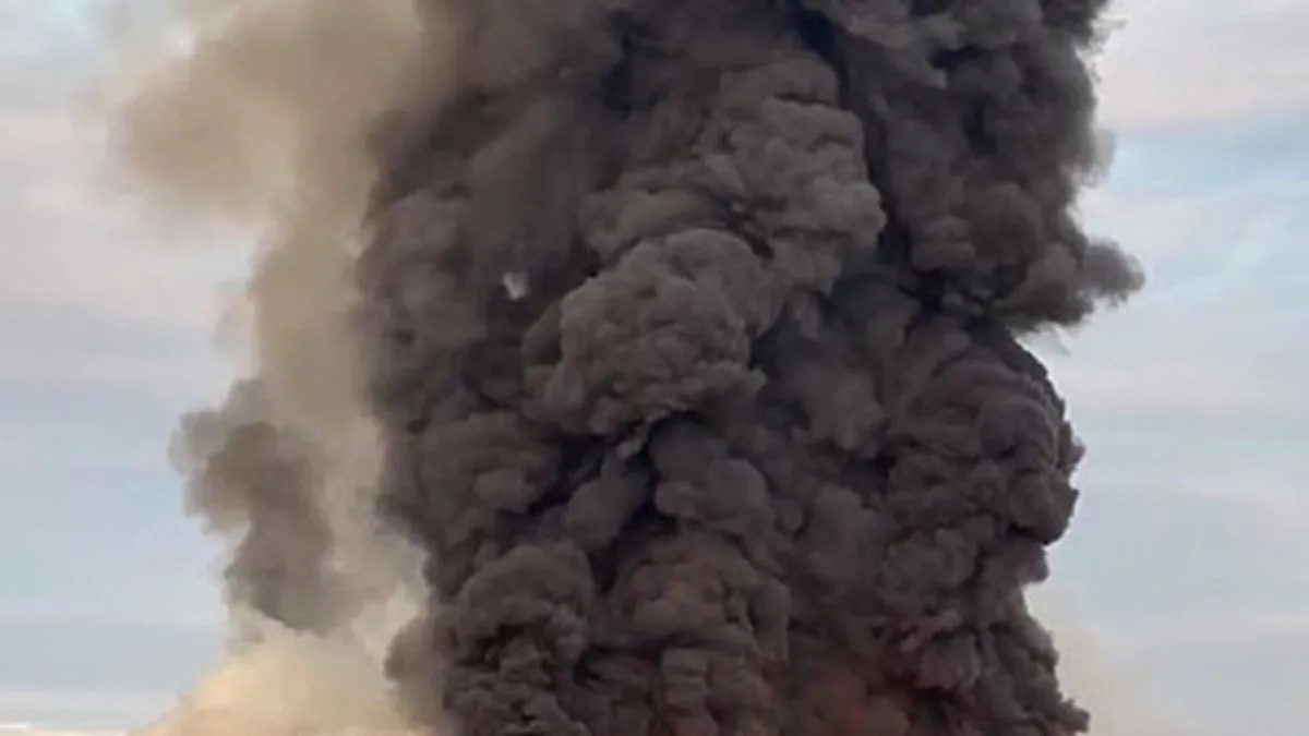 Son dakika: İzmir'deki fabrikada yangın: Dumanlar gökyüzünü kapladı! Son dakika: İzmir'deki fabrikada yangın: Dumanlar gökyüzünü kapladı!