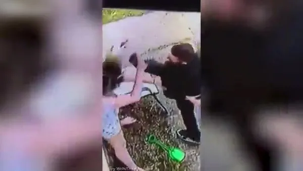 Sokak ortasında yaşanan iğrenç olay güvenlik kamerasına böyle yansıdı
