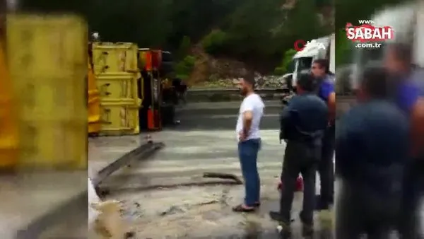 Tarsus'ta feci kaza! Tırlar yola devrildi sürücü böyle çıkarıldı | Video