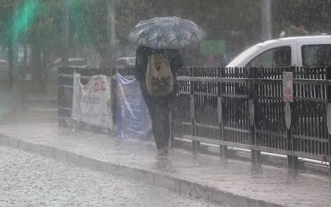 son-dakika-meteorolojiden-kritik-uyari-9-ilde-kuvvetli-saganak-ve-firtina-o-tarihlerde-semsiyesiz-cikmayin-1762323802737.jpg (995×623)