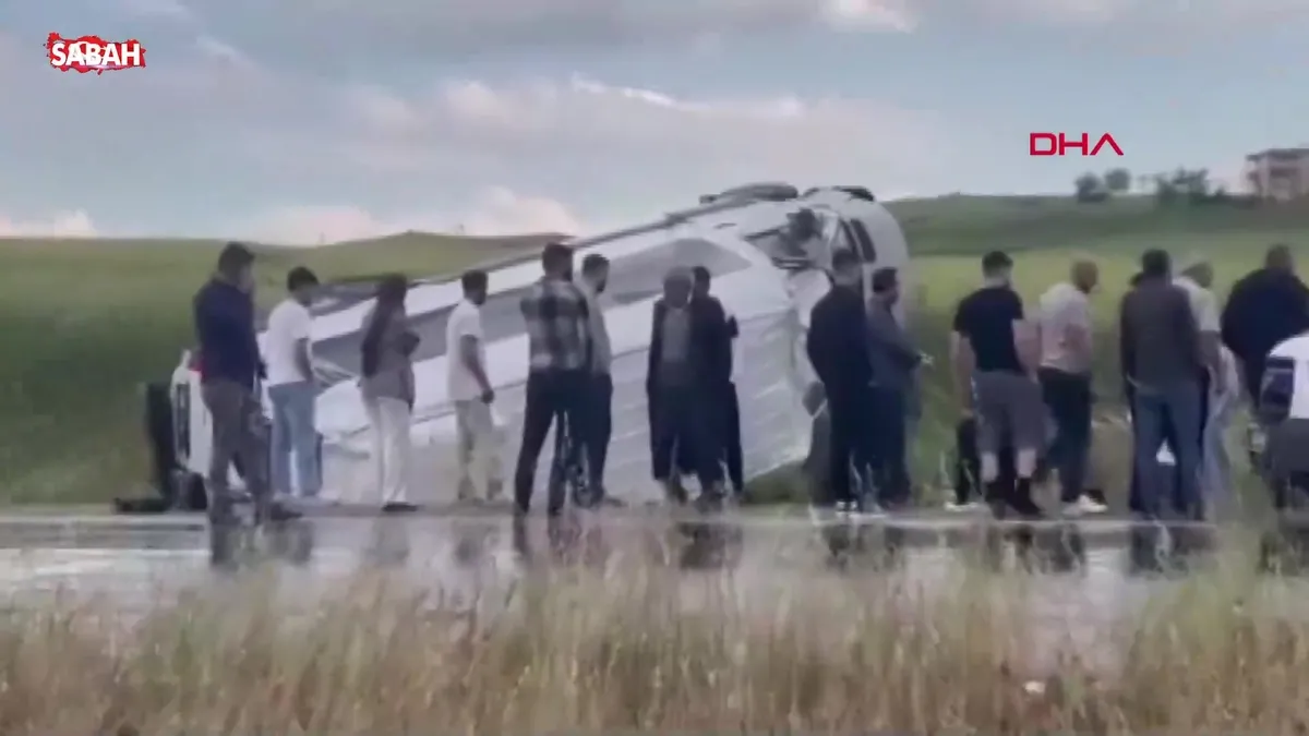 SON DAKİKA: Diyarbakır-Silvan kara yolunda minibüs şarampole devrildi; yaralılar var! | Video videosunu izle SON DAKİKA: Diyarbakır-Silvan kara yolunda minibüs şarampole devrildi; yaralılar var! | Video videosunu izle