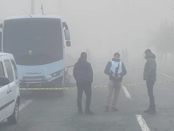son-dakika-diyarbakirda-polis-servisine-bombali-saldiri-9-polis-memuru-yaralandi-1671167613530.jpg Son dakika: Diyarbakır'da polis servisine bombalı saldırı! Bakan Soylu detayları açıkladı: Araç kiralık, bomba uzaktan kumandalı...