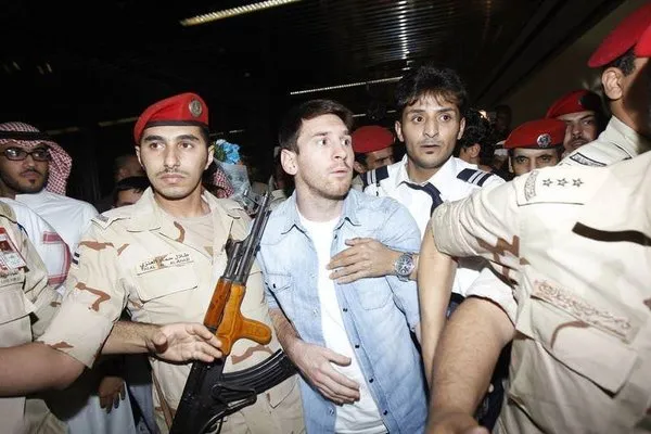 Messi'ye silah şoku