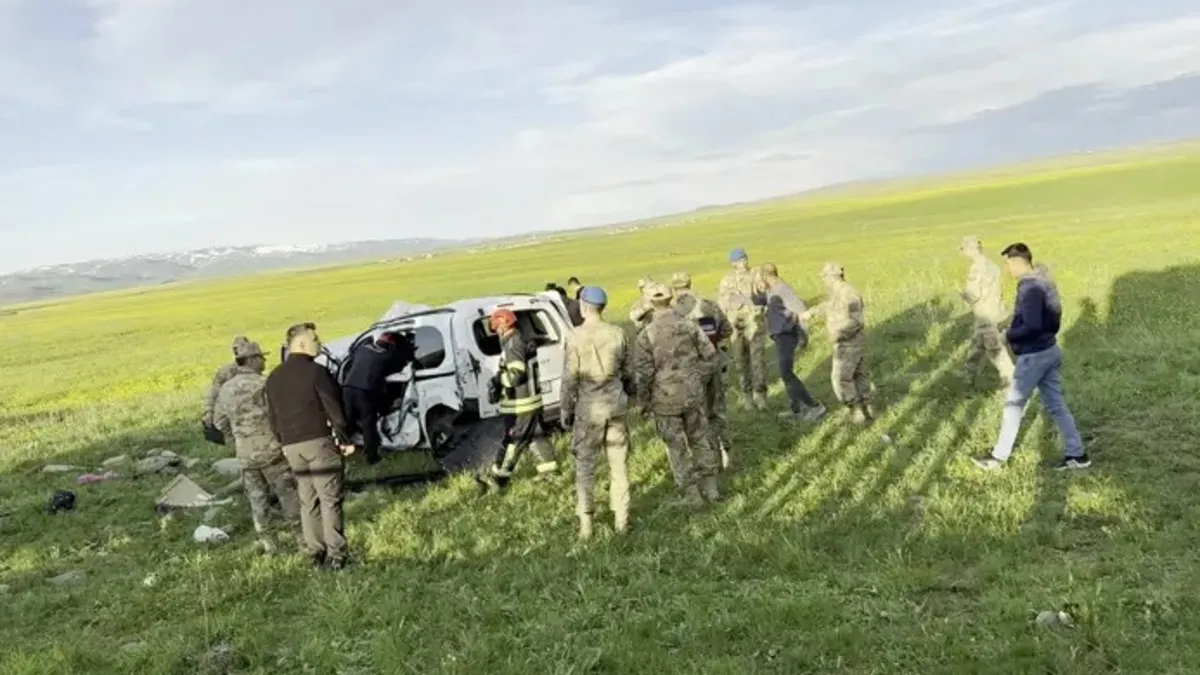 Erzurum'un Karayazı ilçesinde devrilen hafif ticari araç