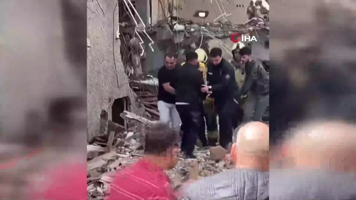 Gaziosmanpaşa’da binadan kopan tahta parçası kepçe operatörü yaralandı | Video videosunu izle Gaziosmanpaşa’da binadan kopan tahta parçası kepçe operatörü yaralandı | Video videosunu izle