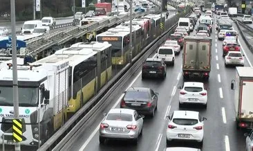 Bakırköy’de arızalanan metrobüs uzun kuyruklara neden oldu