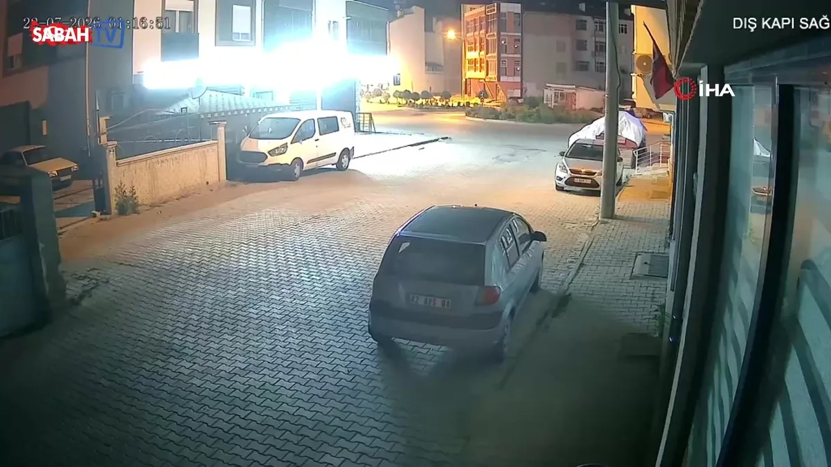 Otomobil kontrolden çıktı: Araçlara ve iş yerine çarparak durabildi! Kaza anı kamerada videosunu izle Otomobil kontrolden çıktı: Araçlara ve iş yerine çarparak durabildi! Kaza anı kamerada videosunu izle