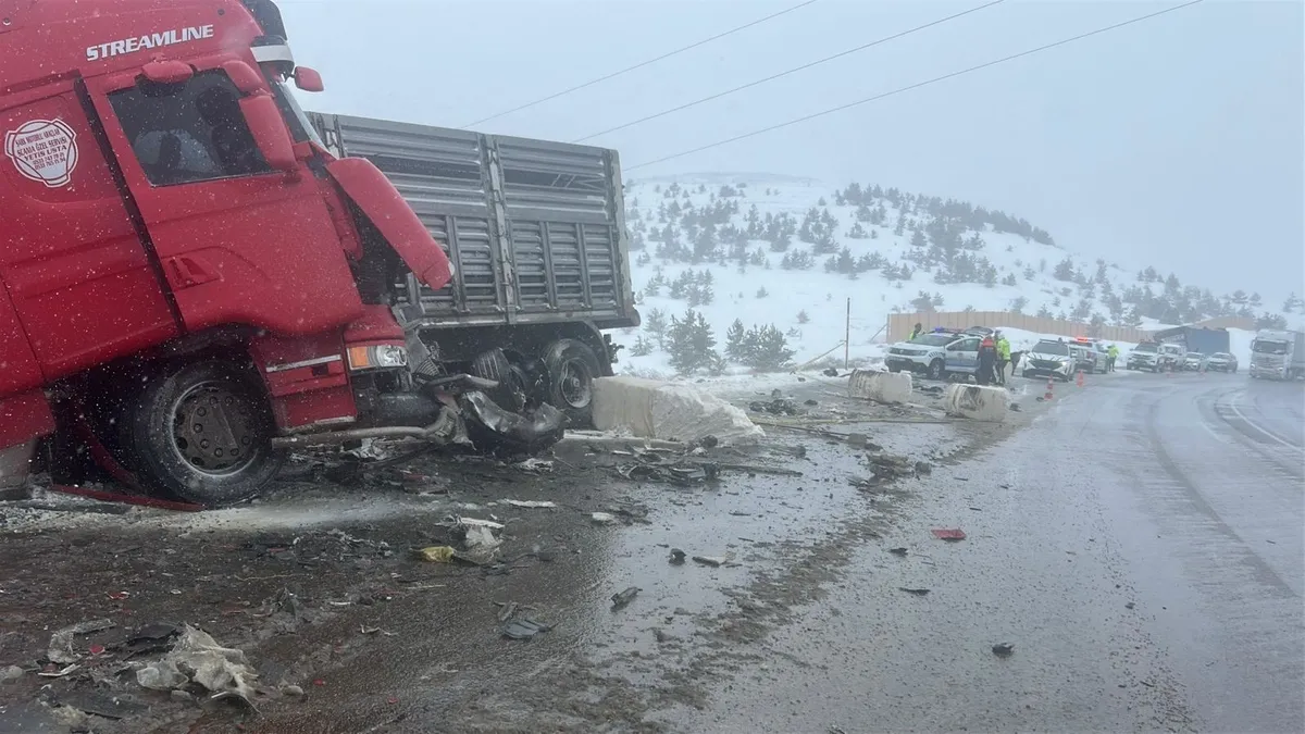 Sivas'ta 2 TIR çarpıştı: 1 ölü, 2 yaralı
