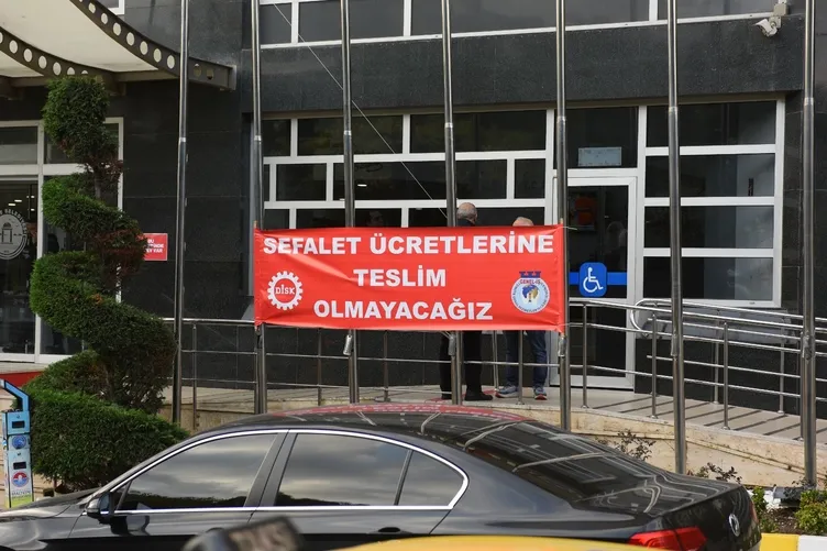 Maltepe’de çöpler toplanmadı: Çöp konteynerleri doldu çöpler cadde ve sokaklara taştı...
