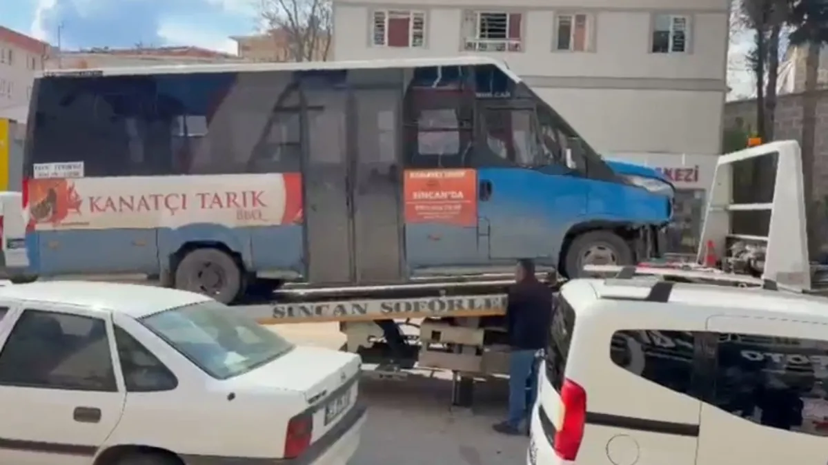 Ankara’da feci kaza! Minibüs su yüklü kamyonetle çarpıştı: Yaralılar var! Ankara’da feci kaza! Minibüs su yüklü kamyonetle çarpıştı: Yaralılar var!