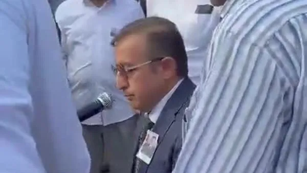 Bakan Yardımcısı Tuzcuoğlu, şehit askerin defni sırasında Kur'an-ı Kerim okudu katıldı | Video