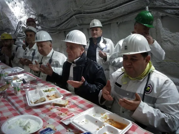 atalay-madencilerin-iftar-sofrasina-konuk-oldu-1742647358905.jpg