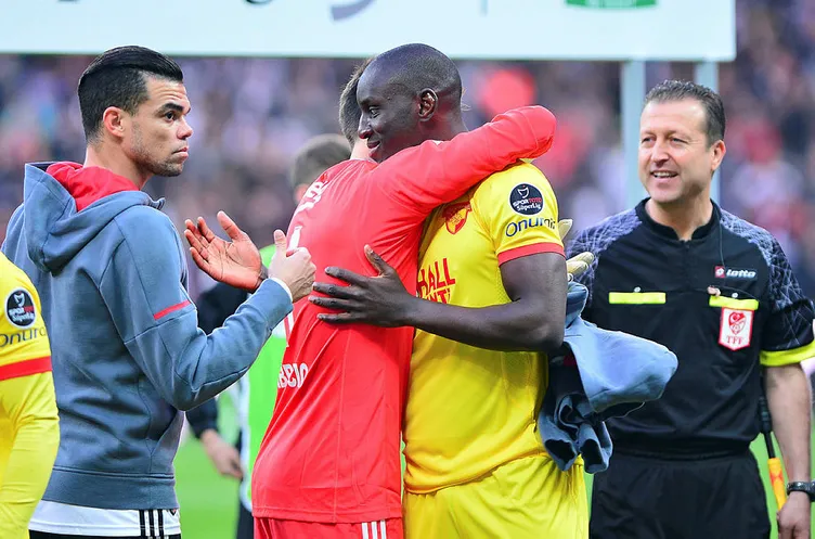 Demba Ba'ya tribünlerden büyük tepki!