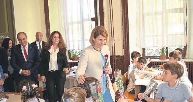 Bakan Selcuk Un Esi Ayvalik I Gezdi Egeli Sabah Haberleri