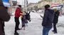 Donmaktan kurtardıkları eşeği giydirdiler