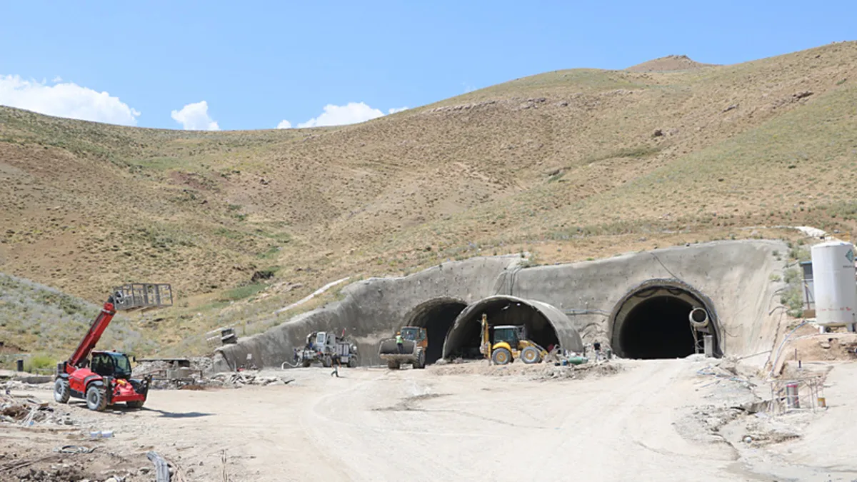 Yüksekova'da inşaatı devam eden T2 tünelinden bir görüntü.