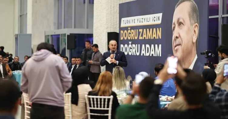 Bakan Mevlüt Çavuşoğlu, Antalya’da sahurda gençlerle buluştu