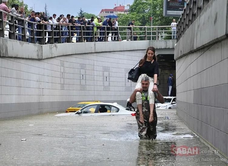 Ankara’da sağanak yağışta mahsur kalanları tek tek omuzunda o kurtardı!