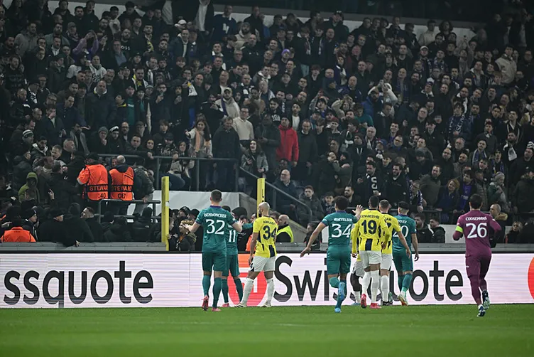 Son dakika haberi: Anderlecht maçında Fenerbahçe taraftarına çirkin saldırı! Hakem maçı durdurdu...