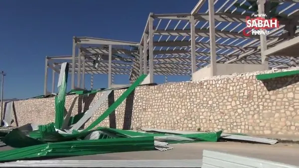 Mersin’de şiddetli rüzgar fabrika inşaatı çatısını uçurdu | Video