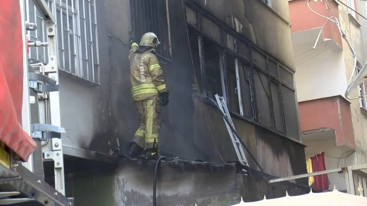 Bahçelievler’de panik anları: Apartman dışına alevler sıçradı!