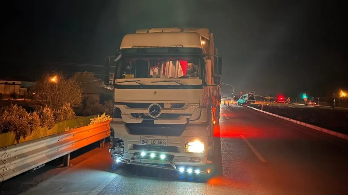 Gaziantep’te feci kaza! Hafif ticari araç ile tır çapıştı: 3 yaralı Gaziantep’te feci kaza! Hafif ticari araç ile tır çapıştı: 3 yaralı