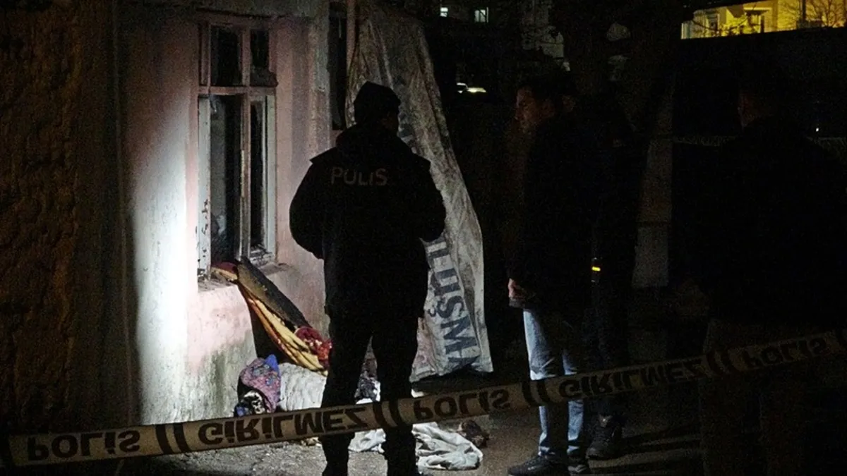 Antalya'da gecekondu yangını: 1 ölü, 1 yaralı Antalya'da gecekondu yangını: 1 ölü, 1 yaralı