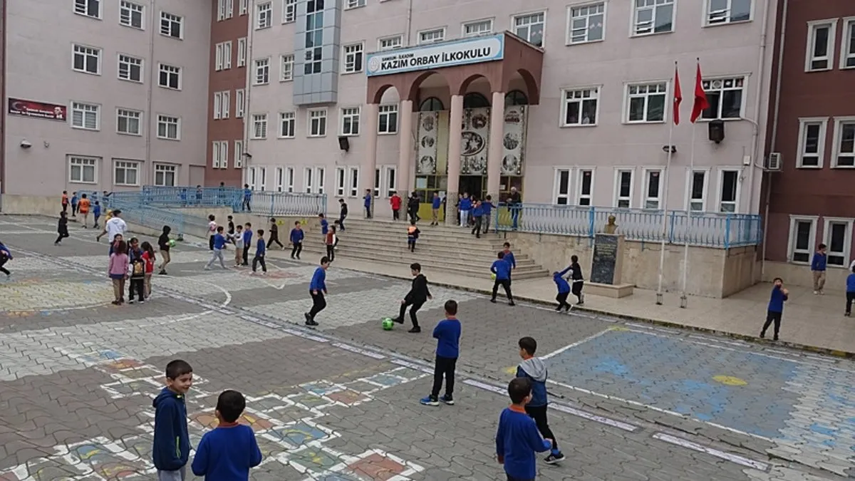 Samsun’da bir okulda başörtüsü skandalı: Öğretmen’den çirkin sözler! “Kadın gibi görünüyorsunuz”