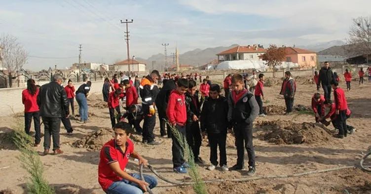 Başkan Karayol, öğrencilerle birlikte ağaç dikti