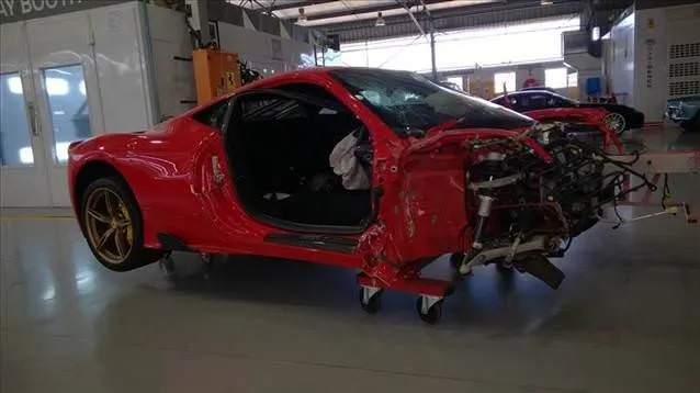 Kazalı Ferrari 200 bin dolara alıcısını bekliyor