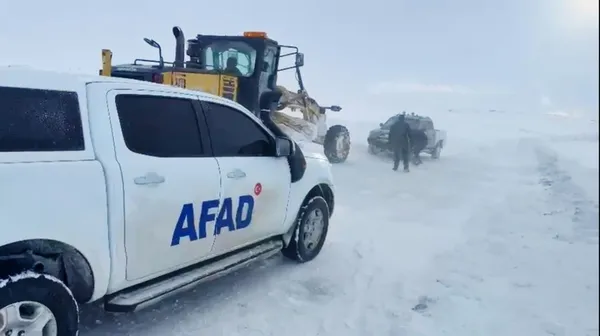 afad-ve-ardahan-il-ozel-idaresinden-kar-mesaisi-mahsur-kalanlar-kurtarildi-1772118544112.jpg