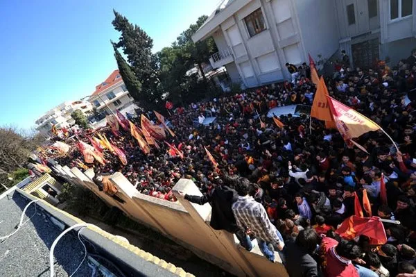 Florya'da binlerce G.Saraylı beklemede