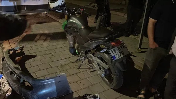 bursada-akilalmaz-kaza-otomobil-motosiklete-carpti-surucu-kacti-ama-arkasinda-biraktigi-iz-ele-verdi-1780552063943.jpg