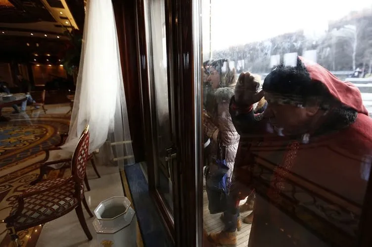 Yanukoviç’in rezidansına ziyaretçi akını