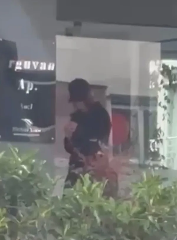 gayrettepe-polisi-hirsizlari-durusundan-anladi-subeye-gelirken-gozlerine-takilan-iki-hirsizi-sucustu-yakaladi-1777790355514.jpg