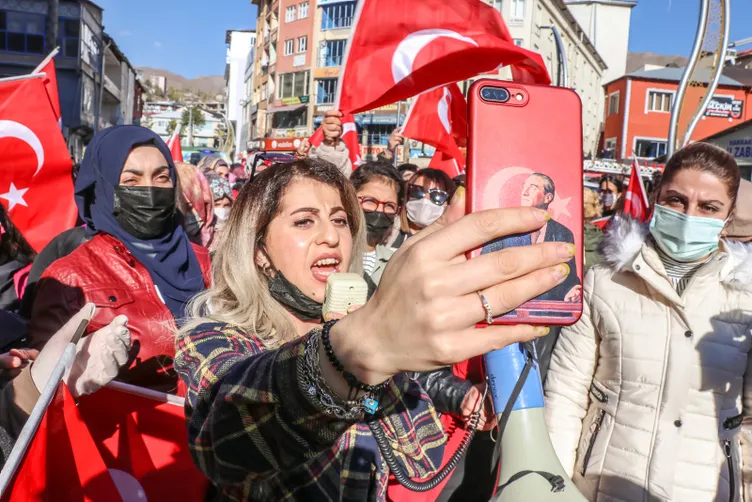 SON DAKİKA HABERİ: Hakkari'de bayraklı protesto! Kadınlardan Diyarbakır annelerine destek...
