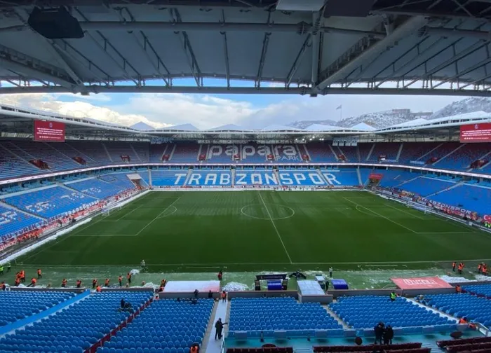 trabzonspor-gaziantep-maci-oncesi-zeminde-kar-temizligi-yapildi-1740319425512.jpg