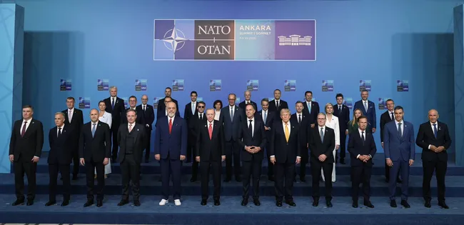 anadolu-mutfagini-natoda-dunya-liderleriyle-bulusturan-sef-konustu-tabaklarin-hepsi-bostu-1783610676006.jpg (2048×992)