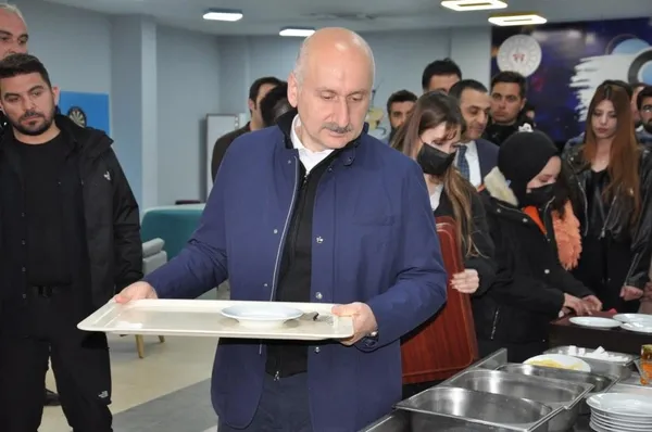 bakan-karaismailoglu-karsta-sahur-programinda-genclerle-bir-araya-geldi-1650676079952.jpg Bakan Karaismailoğlu, Kars'ta sahur programında gençlerle bir araya geldi